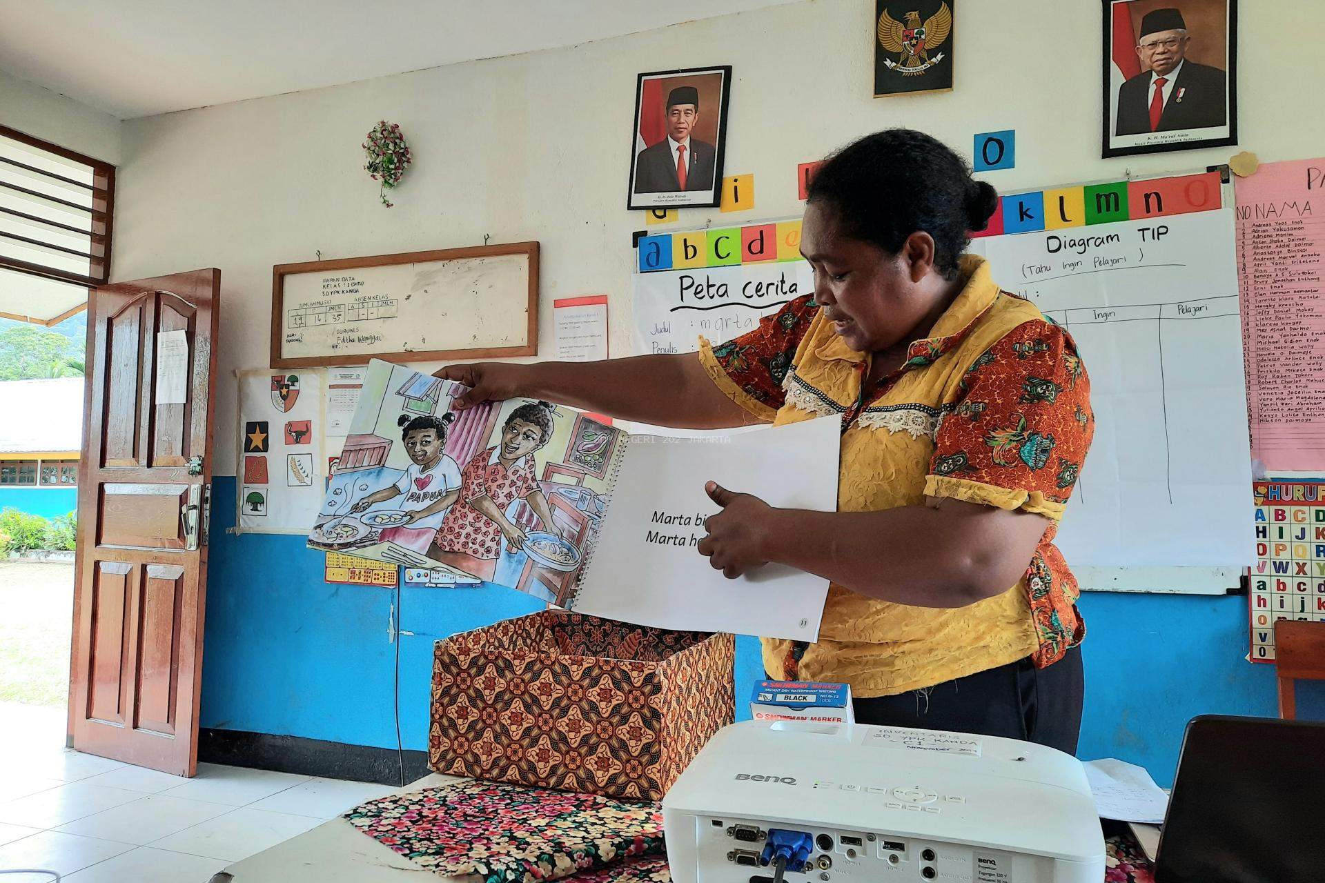 Bekerja Sepenuh Hati untuk Meningkatkan Literasi di Papua